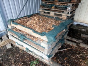 Pallet stacks with dried woodchip
